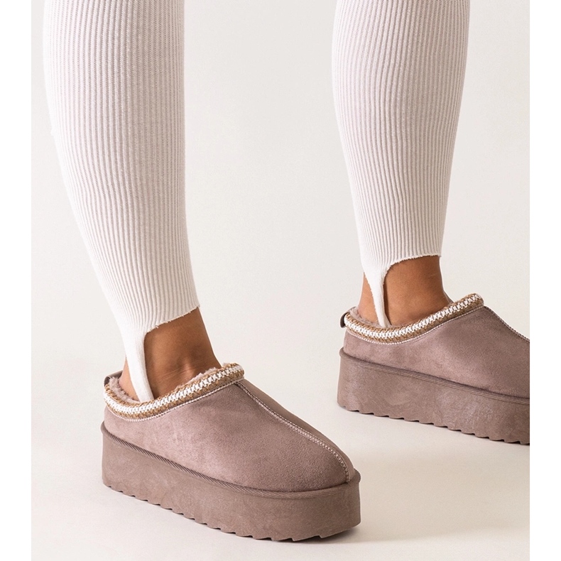 Tumman beigen väriset tossut, jotka on koristeltu brodeerauksella korkealla Luanelan alustalla 1