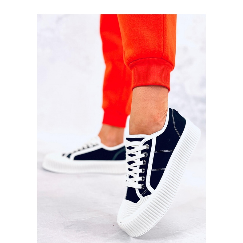 Naisten lenkkarit mustalla alustalla 1