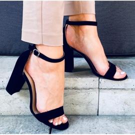 Mustat korkeakorkoiset sandaalit 2