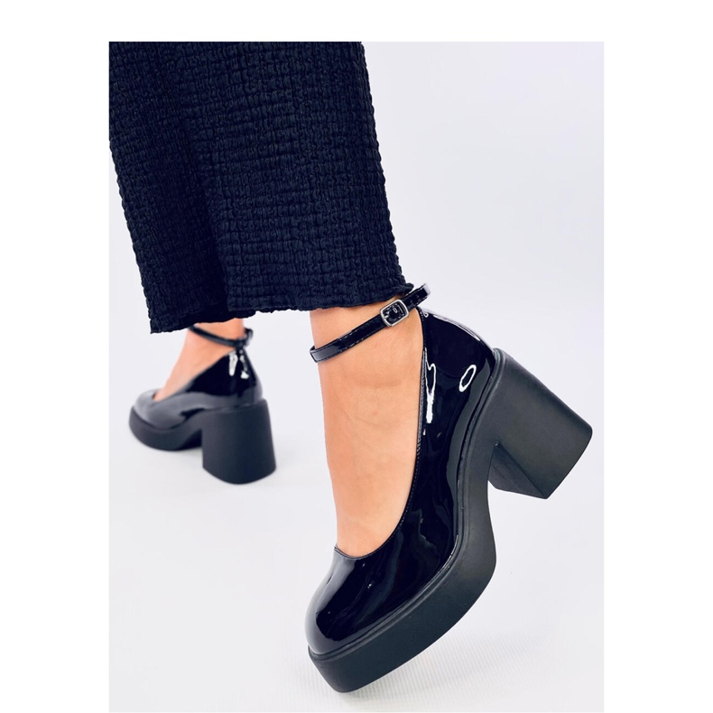 Mustat korkokengät 1