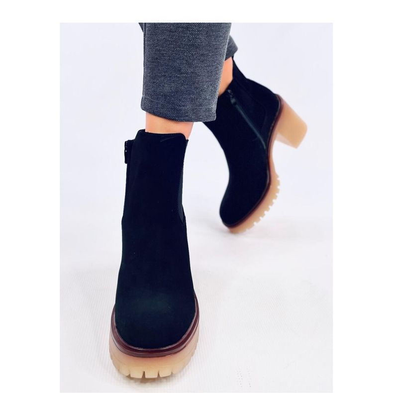 Saappaat leveällä kantapäällä ja suojalla Mattis Black - Inello musta 2