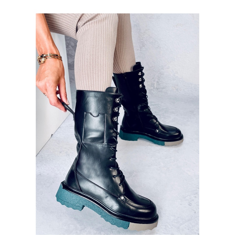 Saappaat värillisellä pohjalla musta 2