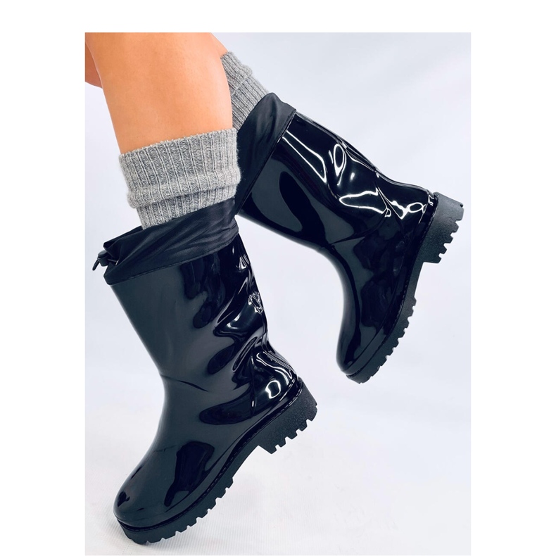 Maalatut kalossit mustalla rannekkeella 1