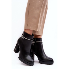 Naisten korkeakorkoiset nilkkurit, joissa musta koriste 1