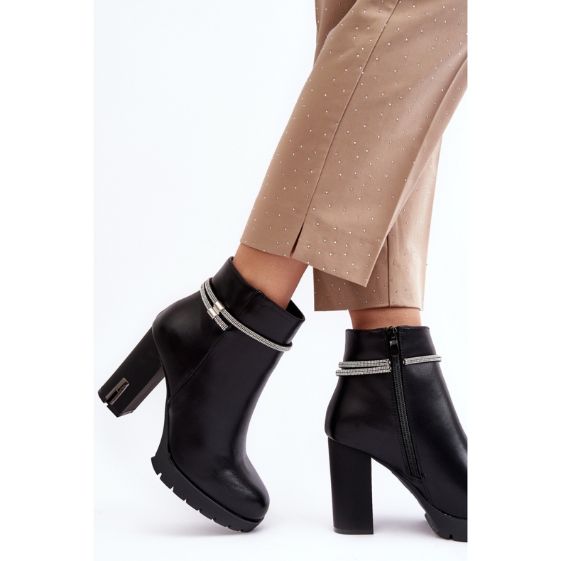 Naisten korkeakorkoiset nilkkurit, joissa musta koriste 2