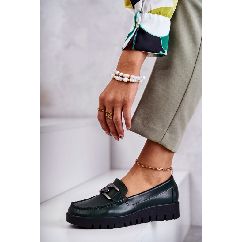 Naisten kengät vihreällä alustalla 1