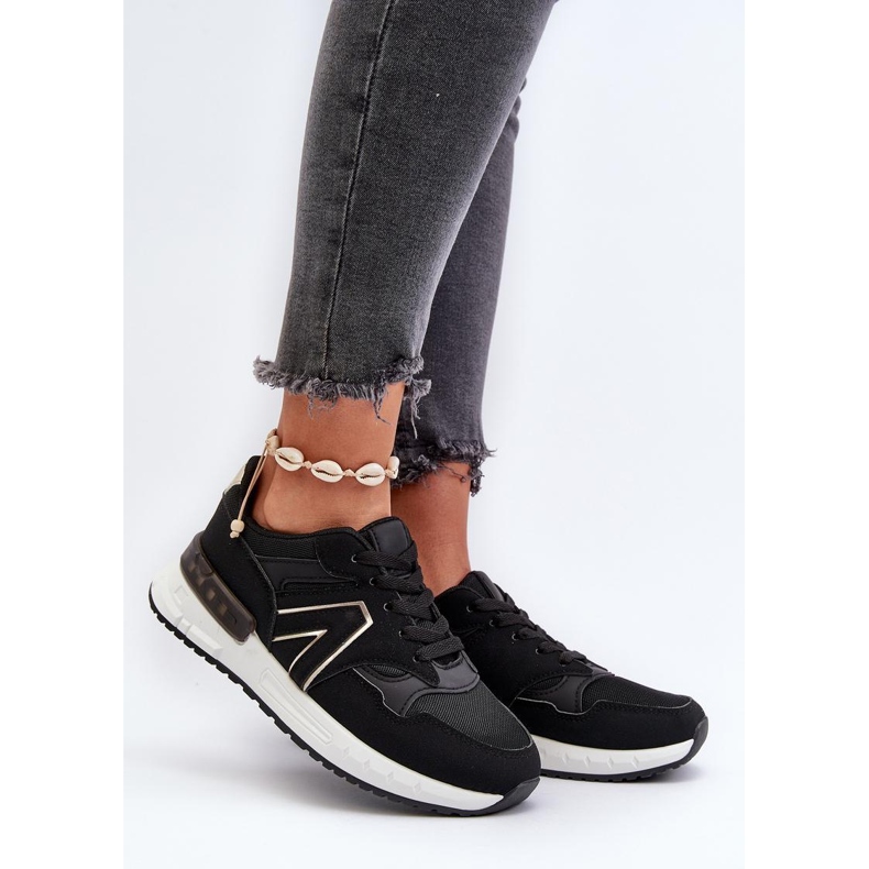 Urheilukengät herkällä mustalla alustalla 1