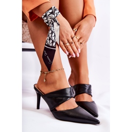 Tyylikkäät mustat korkeakorkoiset varvastossut 1