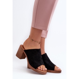 Tyylikkäät mustat korkeakorkoiset varvastossut 1