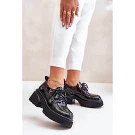 Naisten kengät koristeltu mustalla lakalla 1