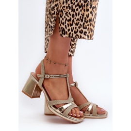 Kultaiset sandaalit tolppassa kultainen 1