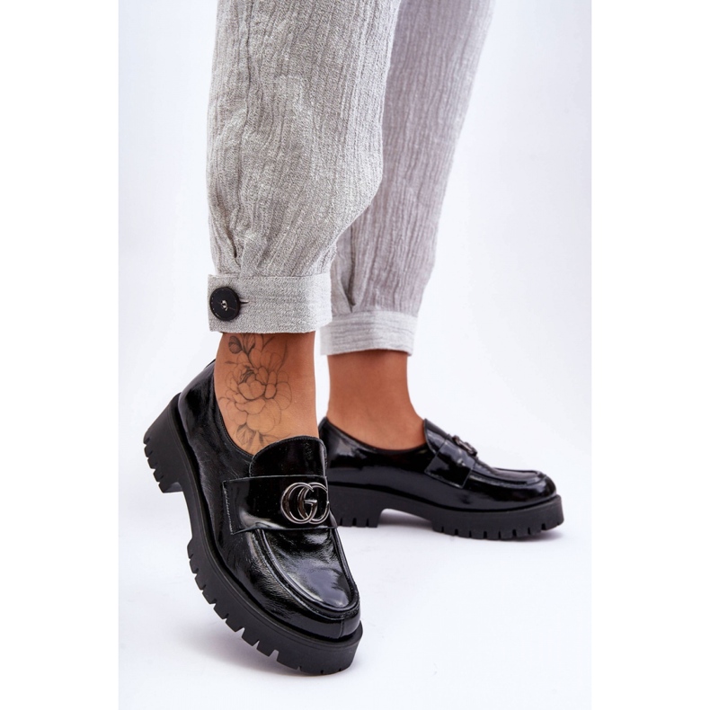 Mustat kiiltonahkaiset kengät naisille 1