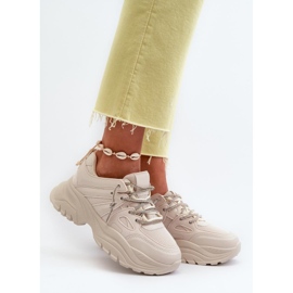 Urheilukengät massiivisella beigellä alustalla 1