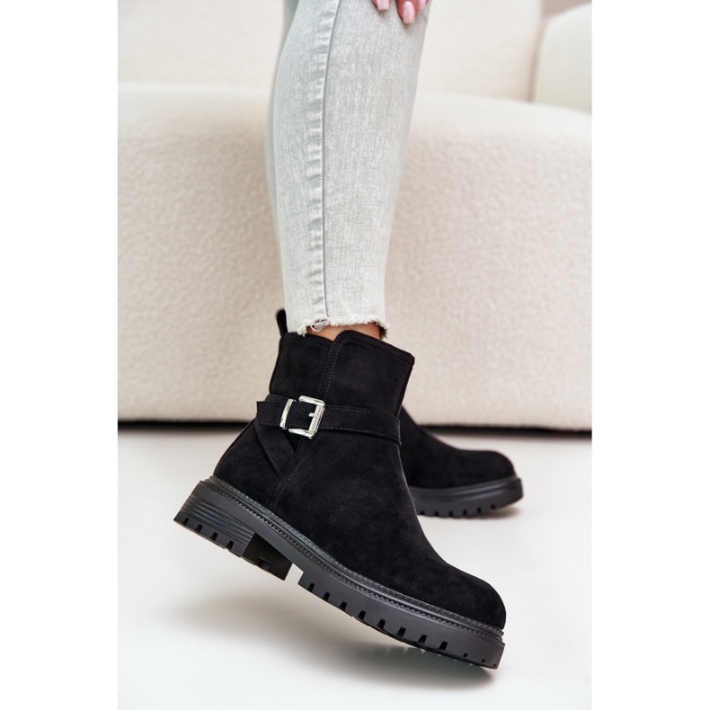 Eristetyt naisten nilkkurit mustalla soljella 1