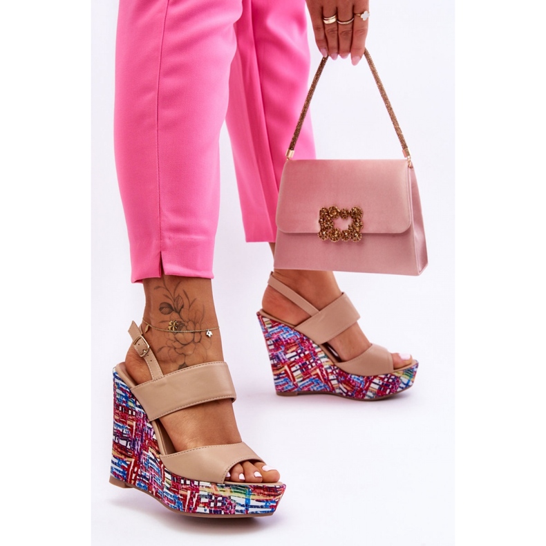 Naisten beigenväriset kiila sandaalit 1