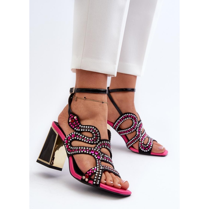 Naisten sandaalit, joissa koriste kantapäässä musta 1