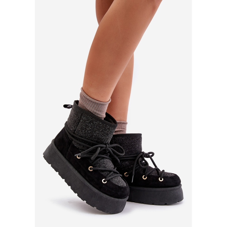 Mustat Mavoran lumisaappaat, joissa nauhoitus alustalla 1