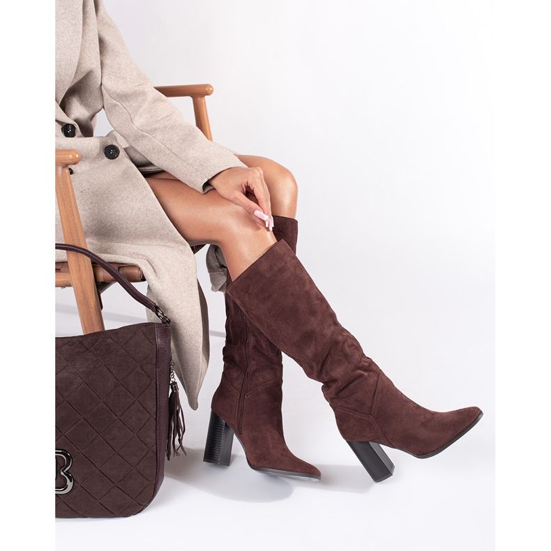 Ruskeat mokkanahkaiset naisten korkokengät yli polven 1