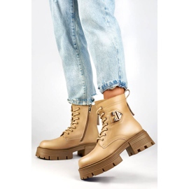 Naisten nahkasaappaat lohkolla ja alustalla, eristetty, beige GT-TL55BE 1