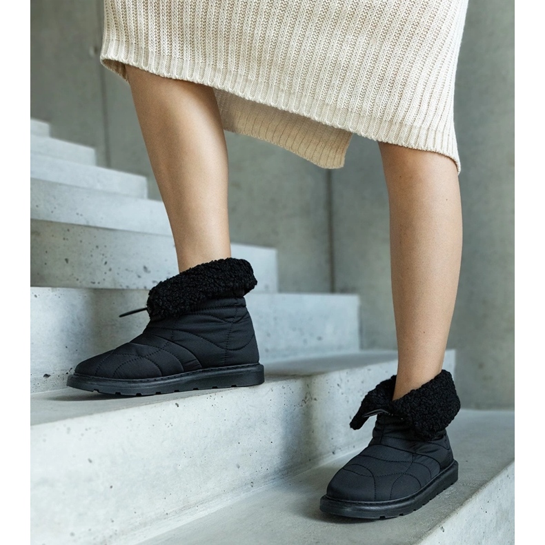 Mustat eristetyt lumisaappaat Caellita-mansetilla 1