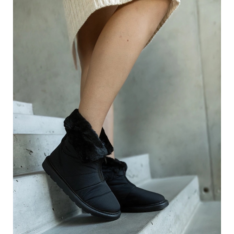 Mustat eristetyt lumisaappaat Edidda-kaulus 1