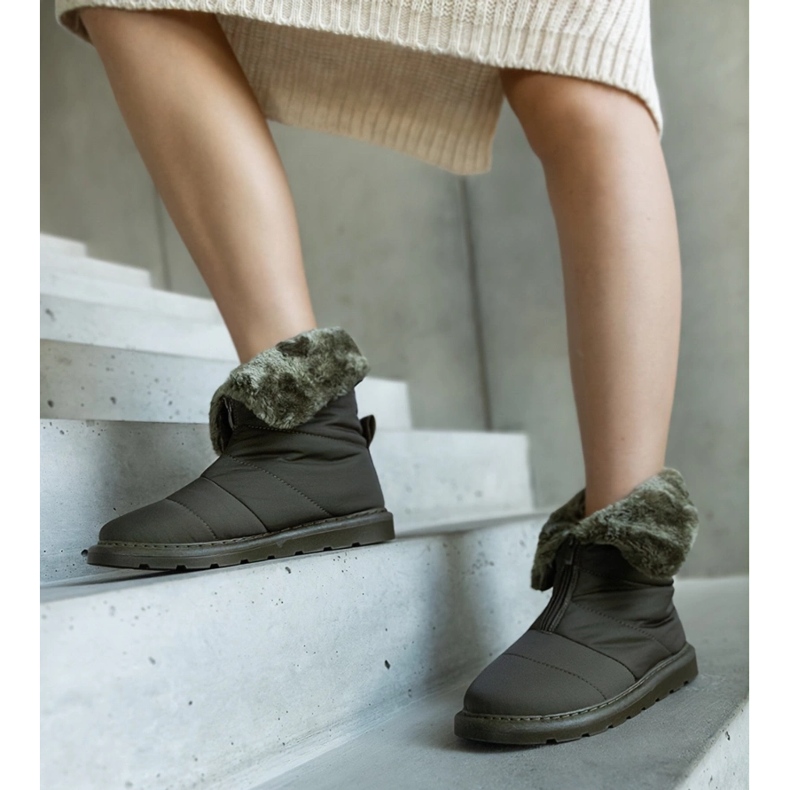 Ediddan vihreät eristetyt lumisaappaat kauluksella 1