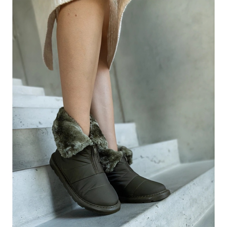 Ediddan vihreät eristetyt lumisaappaat kauluksella 2