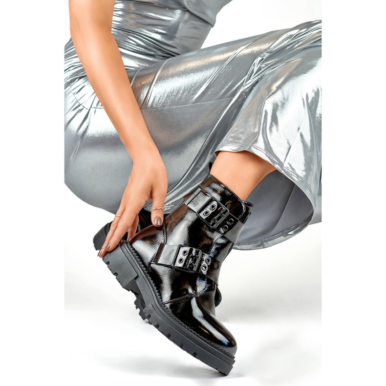 Naisten kiiltonahkaiset nilkkurit soljilla, musta 250007B-LA 1