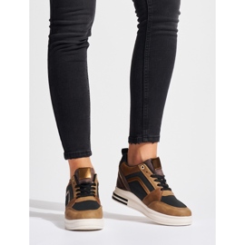 Naisten ruskeat ja mustat tennarit, joissa piilokiila 1