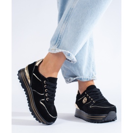 Naisten mustat tennarit alustalla 1