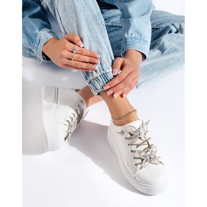 Valkoiset urheilukengät perhosilla valkoinen 1