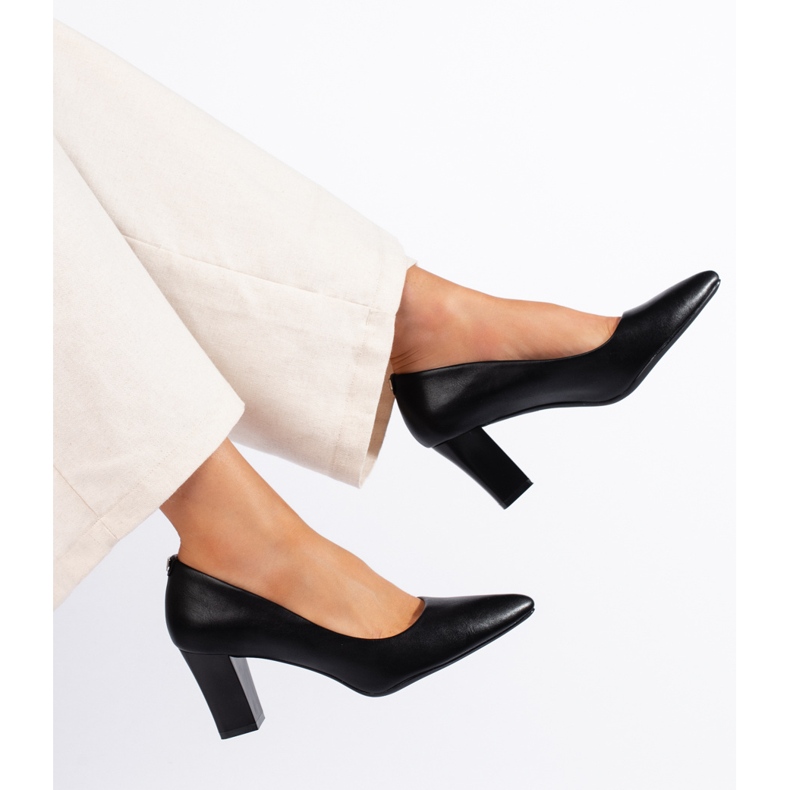 Naisten mustat korkeakorkoiset pumput Sergio Leonelta 2