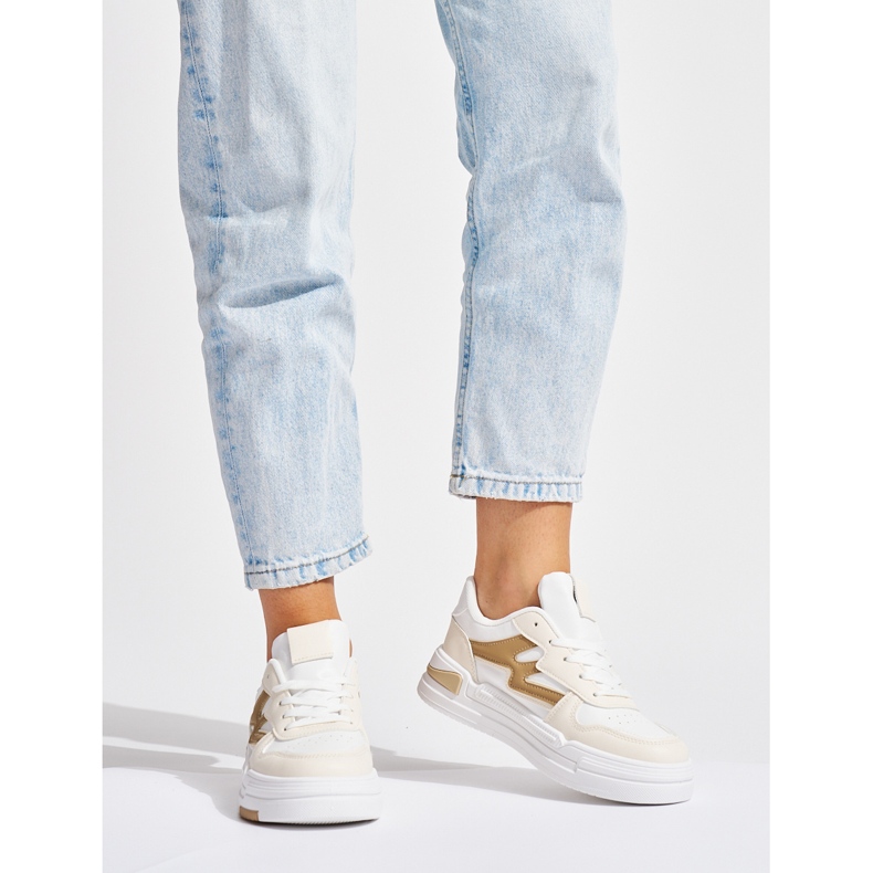 Valkoiset ja beigenväriset alustalenkkarit 2