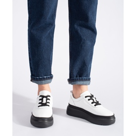 Valkoiset nahkakengät mustalla alustalla valkoinen 2