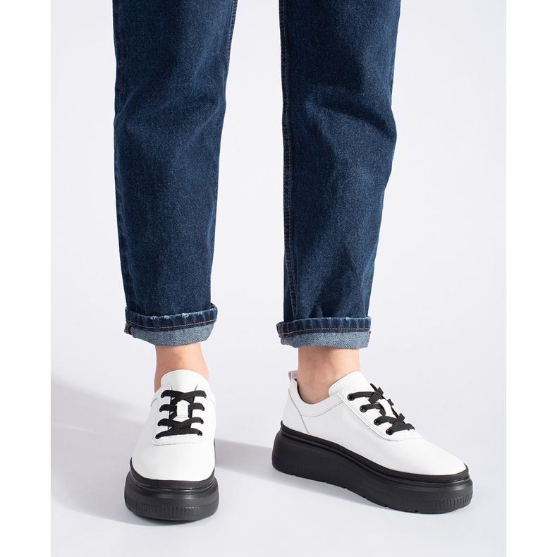 Valkoiset nahkakengät mustalla alustalla valkoinen 2