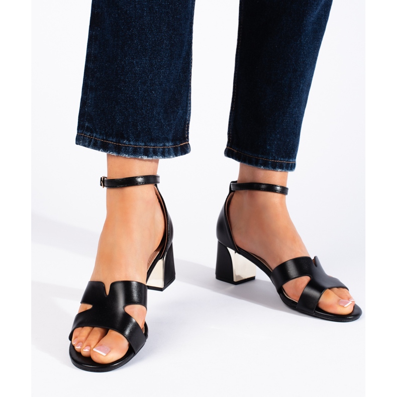 Mustat matalakorkoiset sandaalit 1