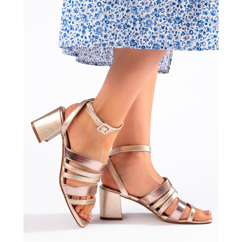 Sabrina Naisten Sergio Leonen kultaiset sandaalit hihnoilla kultainen 1