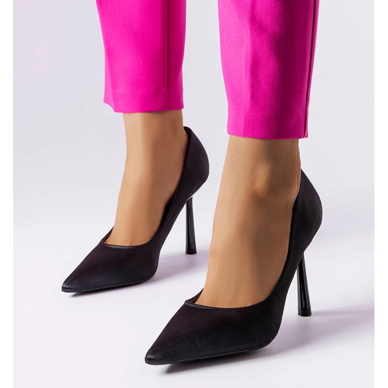 Vinceza Vincezin mustat pinssit satiinipinnalla 1