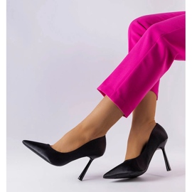 Vinceza Vincezin mustat pinssit satiinipinnalla 2