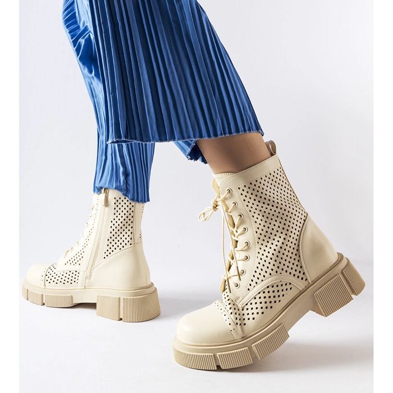 Korpusbeiget harjakattoiset saappaat 1