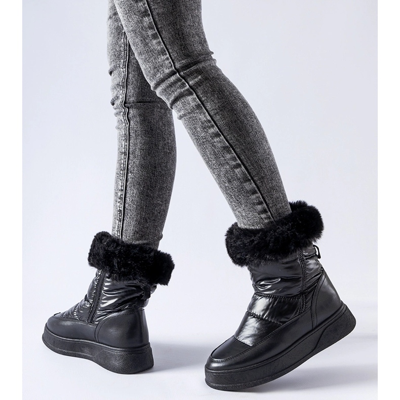 Mustat eristetyt lumisaappaat Oliver-turkilla 1