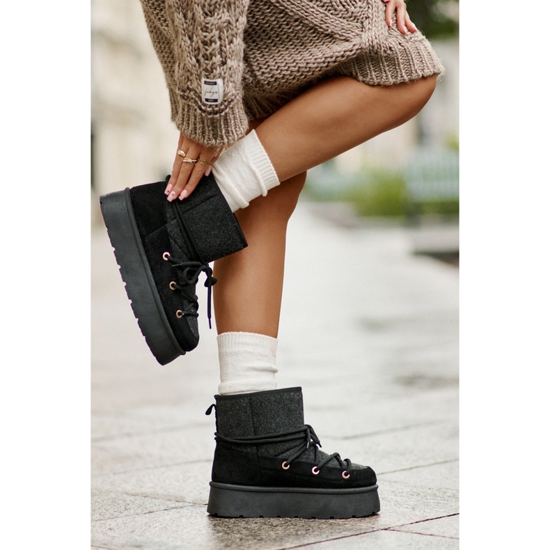 Mustat Mavoran lumisaappaat, joissa nauhoitus alustalla 2