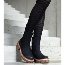 Shollan mustat massiiviset alustasaappaat, joissa hankausta 1