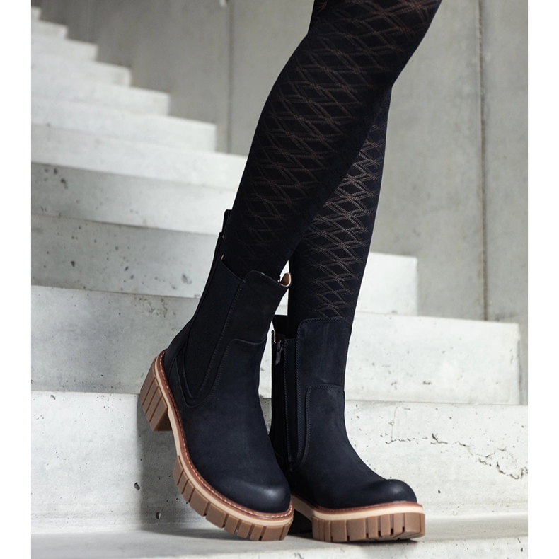 Shollan mustat massiiviset alustasaappaat, joissa hankausta 1