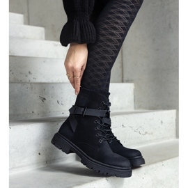 Mustat eristetyt vaelluskengät, joissa kulumia ja polvihihna 2