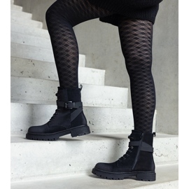 Mustat eristetyt vaelluskengät, joissa kulumia ja polvihihna 1