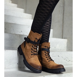 Ruskeat eristetyt vaelluskengät, joissa kulumia ja polvihihna 1