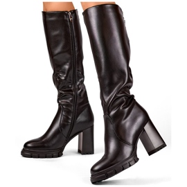 Mustat polvikorkeat korkokengät, eristetyt naisten saappaat kantapäällä, ekonahkaa 1