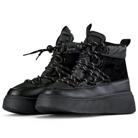 Mustat lumisaappaat rannekkeella, eristetyt naisten talvisaappaat paksulla pohjalla 1