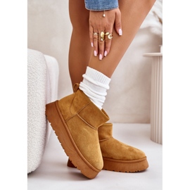 News Matalat naisten lumilaatuot lavalla, joka on eristetty kamelin turkista ruskea 2